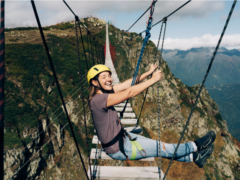 Žena visi na užetu, adrenalinski sport